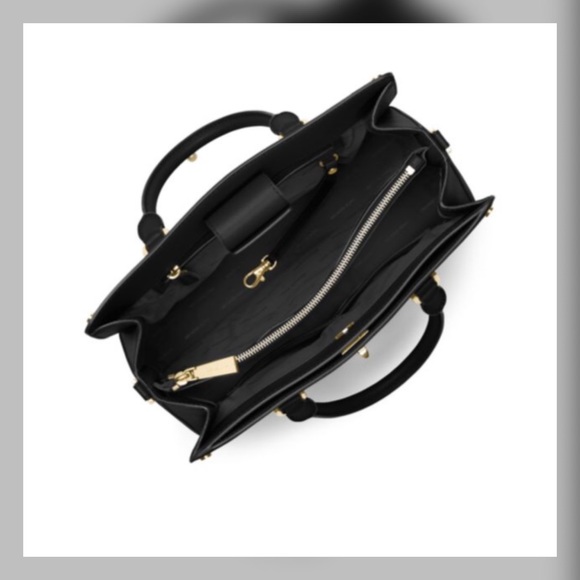 Michael Kors Messenger. - Picture 6 of 8