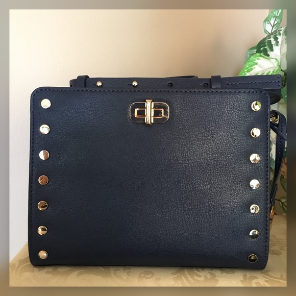 Michael Kors Messenger. - Picture 7 of 8