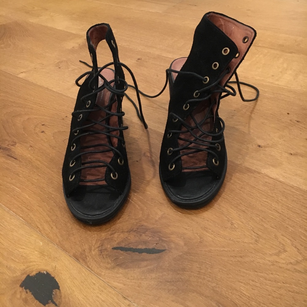 Short wedge Jeffrey Campbell black shoes size 7