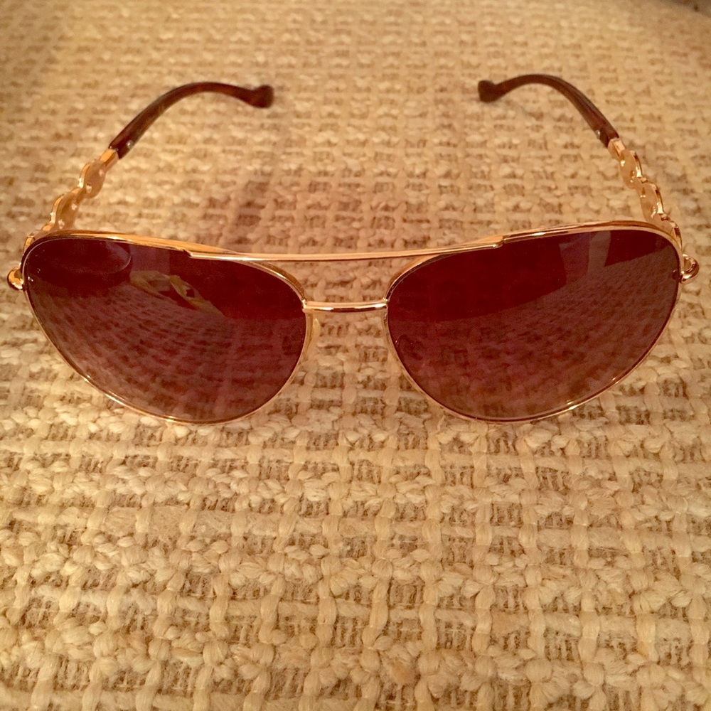 Jessica Simpson sunglasses 😎