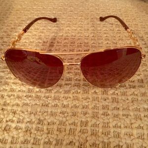 Jessica Simpson sunglasses 😎