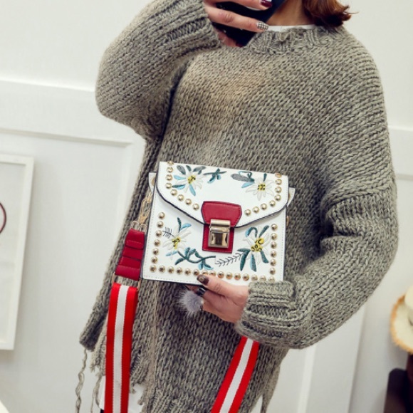 ♦️♥️White Studded/Embroidered messenger 👜 - Picture 1 of 6