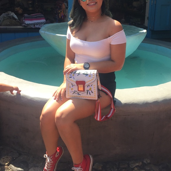 ♦️♥️White Studded/Embroidered messenger 👜 - Picture 3 of 6