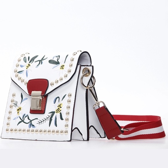 ♦️♥️White Studded/Embroidered messenger 👜 - Picture 2 of 6