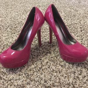 Magenta pumps