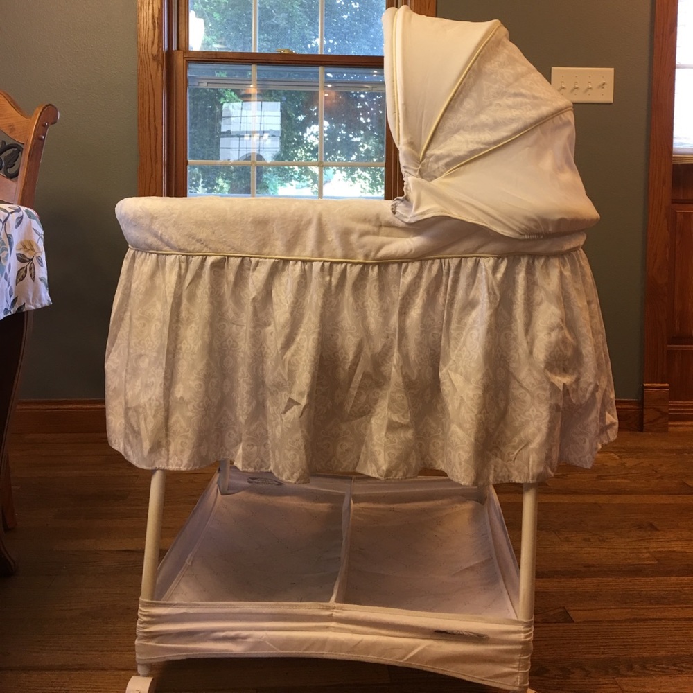 •Bassinet•