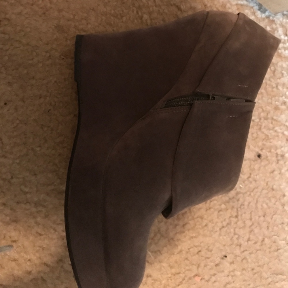 Bcbg shoe gray ankle wedge
