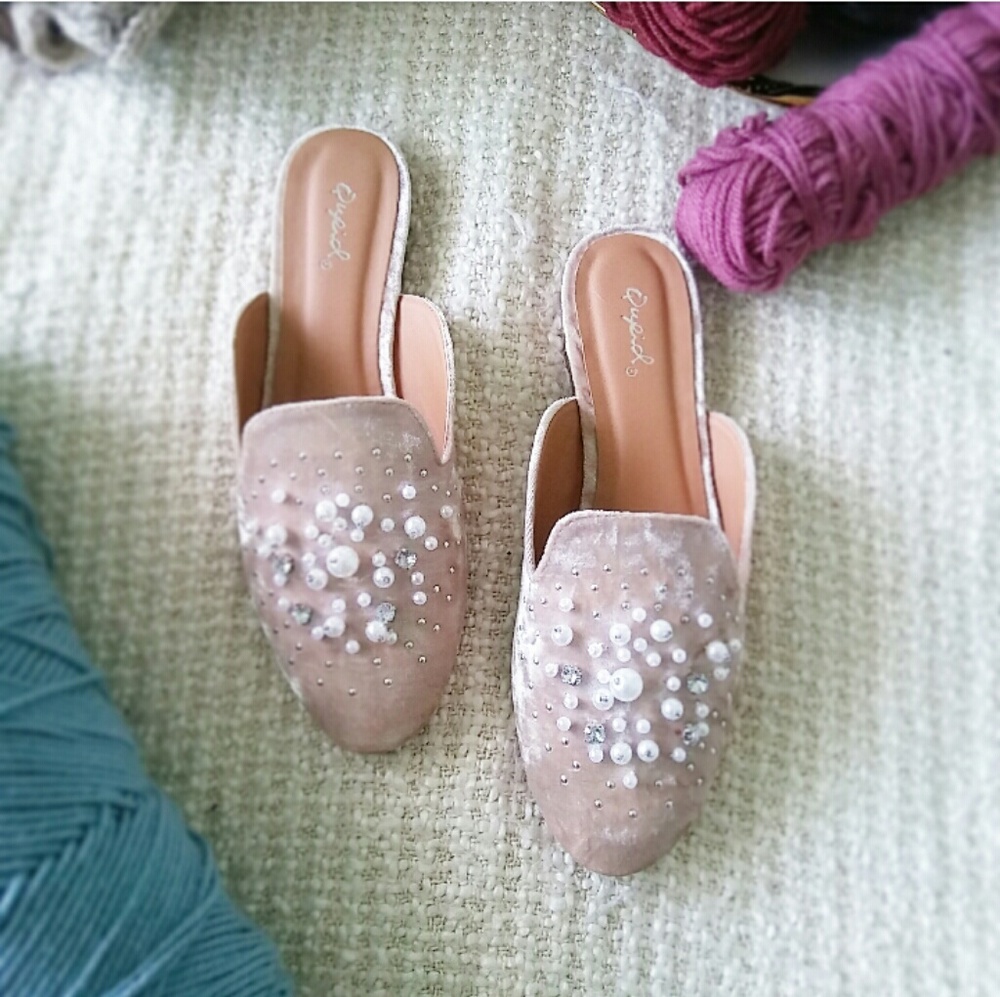 🆕//The Pixie// Champagne velvet embellish Slides - Picture 2 of 8