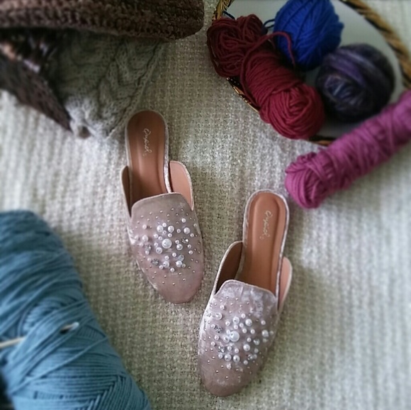 🆕//The Pixie// Champagne velvet embellish Slides - Picture 3 of 8