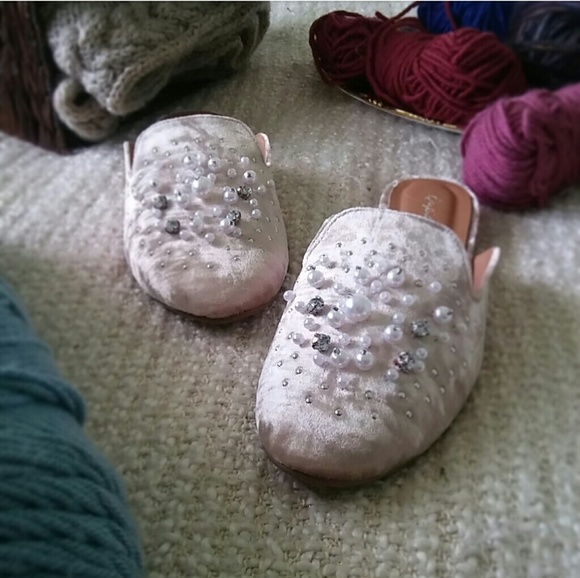 🆕//The Pixie// Champagne velvet embellish Slides - Picture 5 of 8