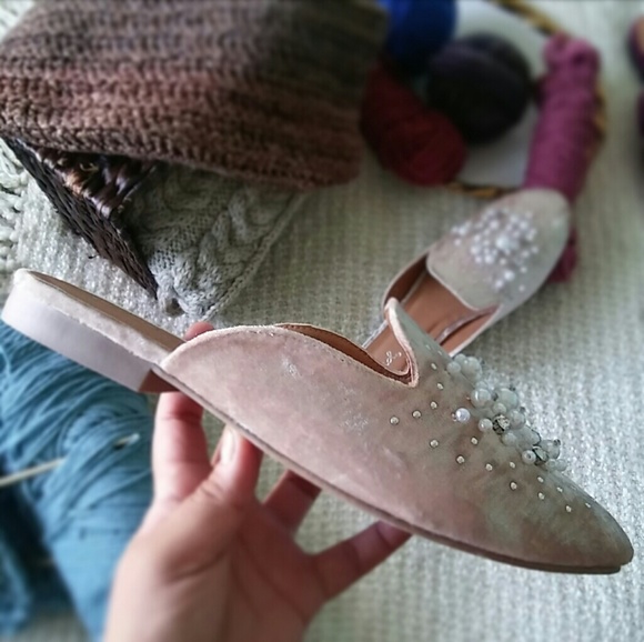 🆕//The Pixie// Champagne velvet embellish Slides - Picture 6 of 8