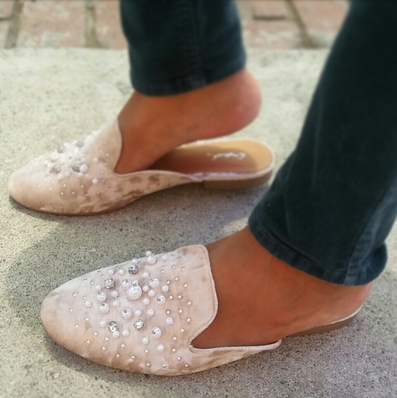 🆕//The Pixie// Champagne velvet embellish Slides - Picture 8 of 8