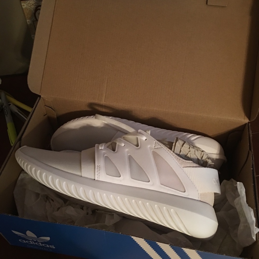 Adidas tubular Viral