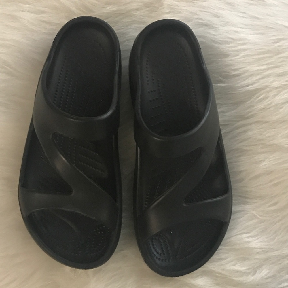 Dawgs in black. Size 6 in good condition.