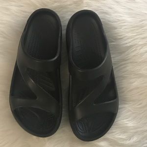 Dawgs in black. Size 6 in good condition.