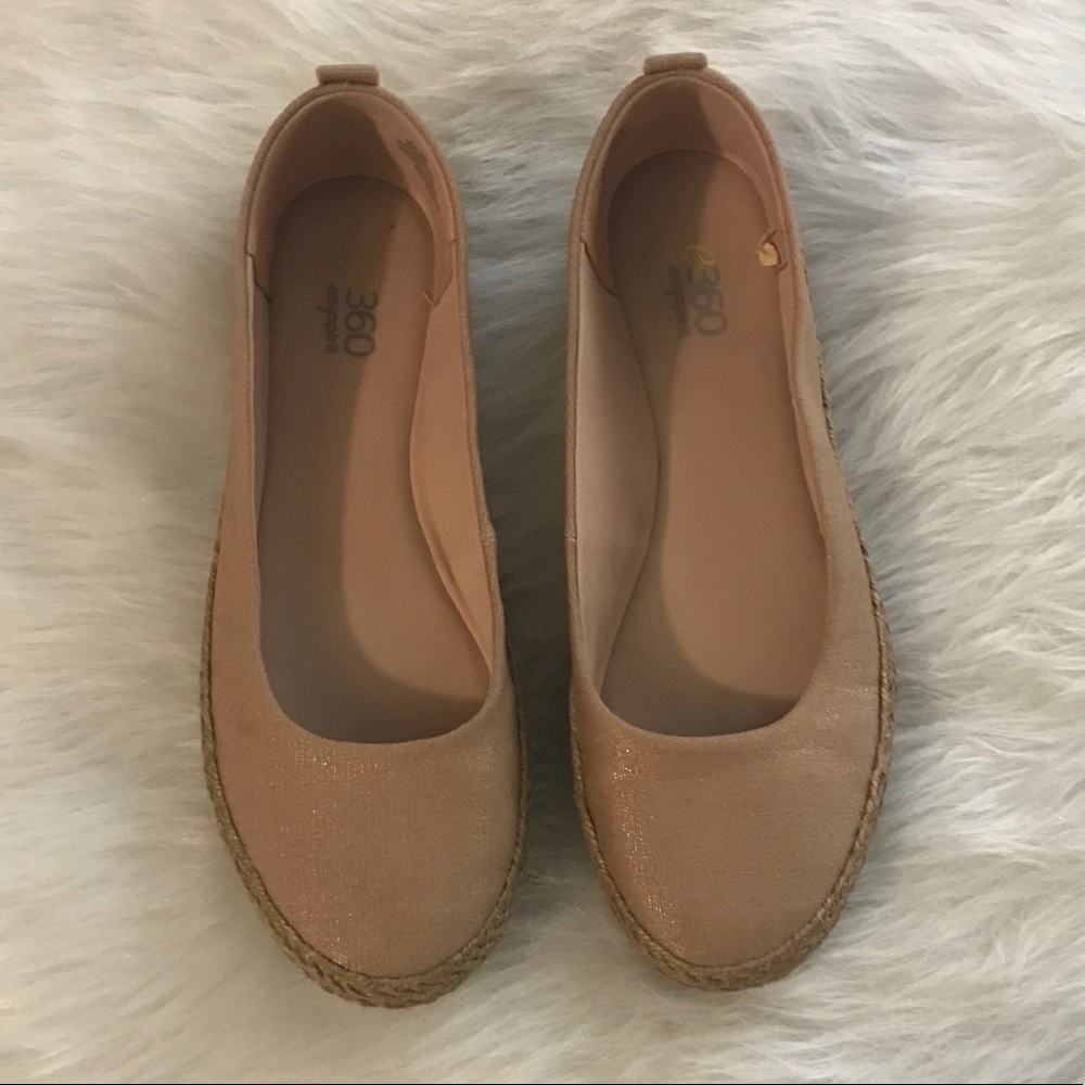 Easy Spirit flats in tan/gold color( See photos)