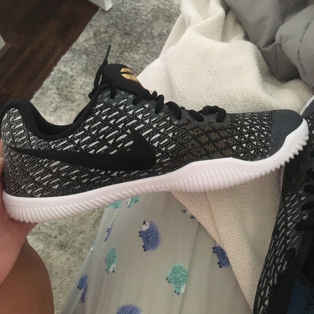 Kobe mamba instinct shoes, black and gold