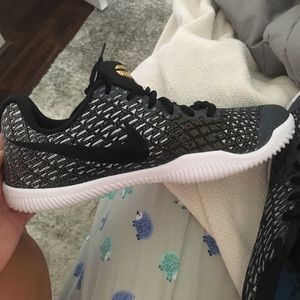 Kobe mamba instinct shoes, black and gold