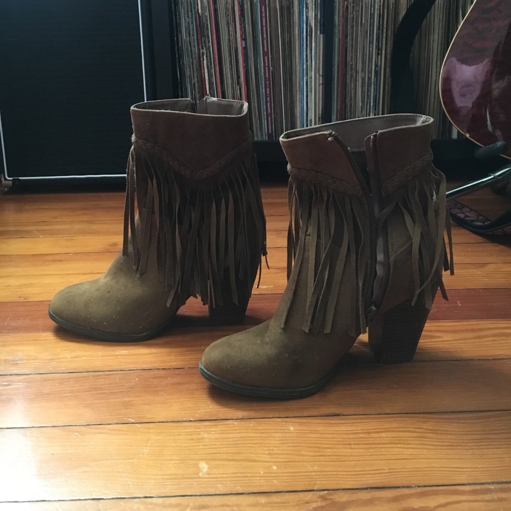 Breckelles fringe tan/brown suede booties-size 8.5