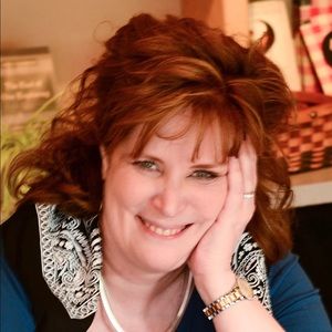 Meet your Posher, Debora