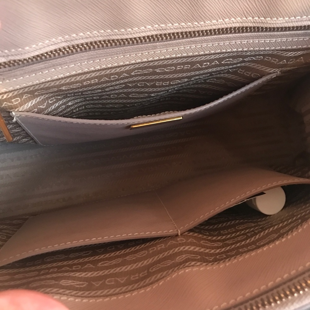 **SOLD**Prada medium saffiano leather tote - Picture 4 of 8