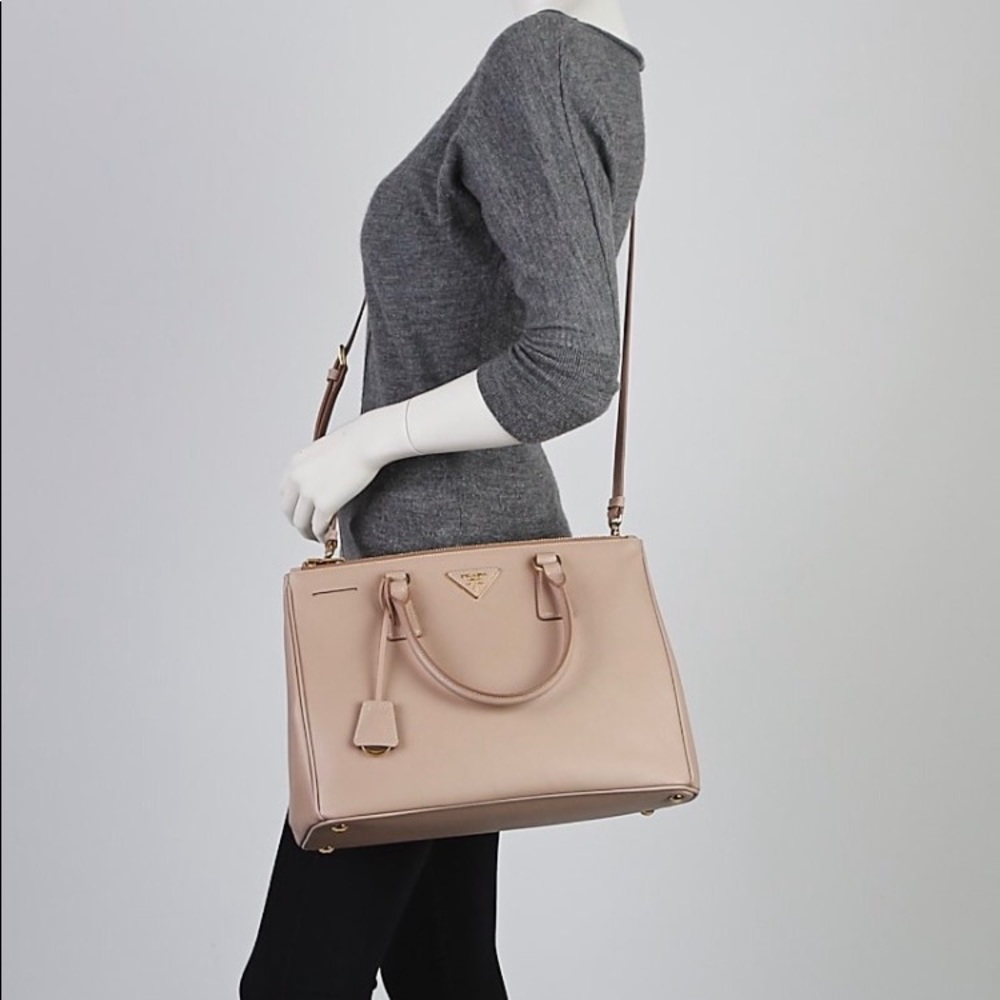 **SOLD**Prada medium saffiano leather tote - Picture 2 of 8