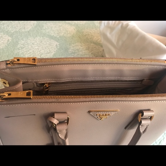 **SOLD**Prada medium saffiano leather tote - Picture 3 of 8