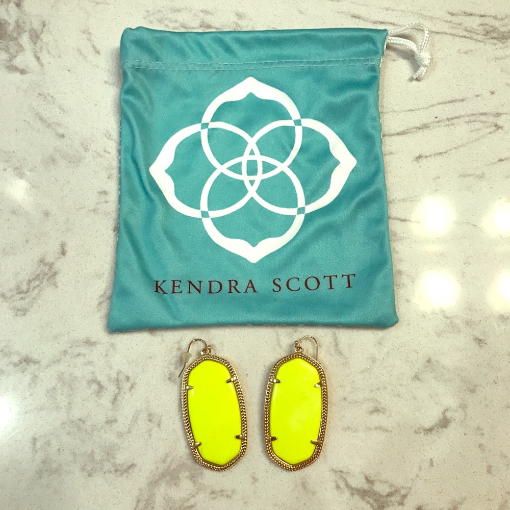 KENDRA SCOTT - Danielle Earrings in Neon Yellow