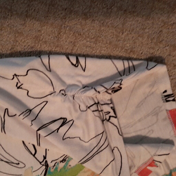 Chico's  beautiful floral top. - Picture 3 of 4