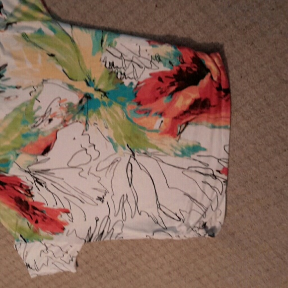 Chico's  beautiful floral top. - Picture 4 of 4