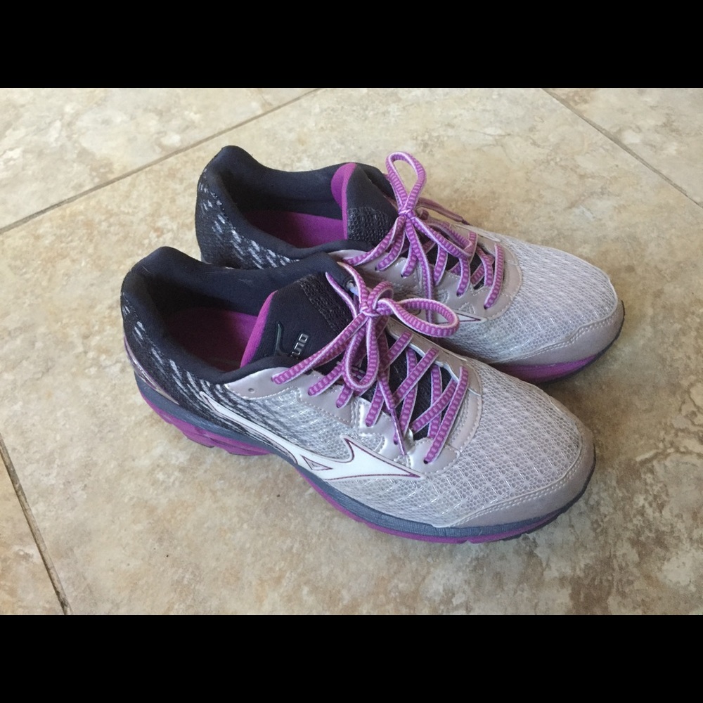 Mizuno wave rider 19 shoes size 9