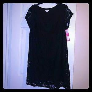 Patterned lace short sleeved black dress.