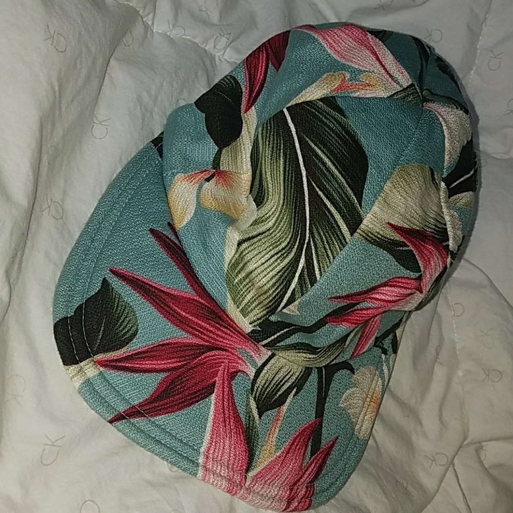 Never worn hat, in great condition!