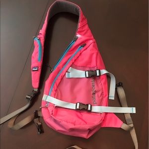 Patagonia Atom sling bag pink