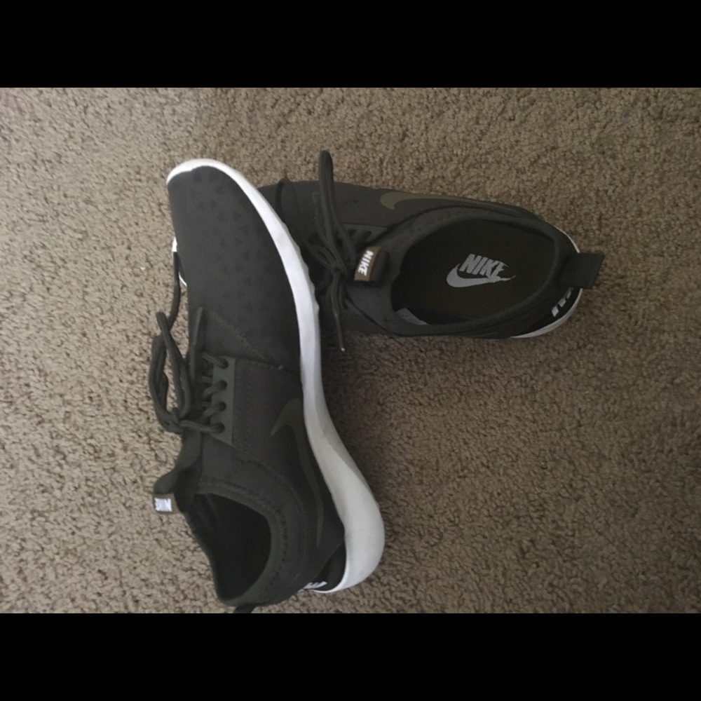 Nike Juvenate. Size 7. Forest Green.