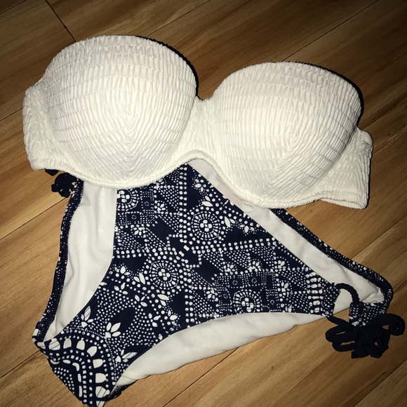 Victoria's Secret white bikini top (strapless) - Picture 1 of 4
