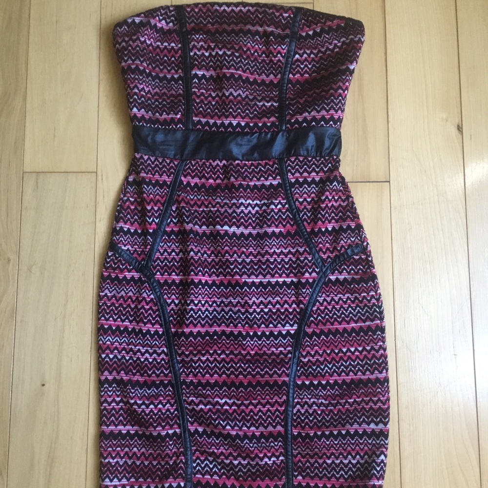 SLEEVELESS, PATTERNED DRESS SIZE SMALL