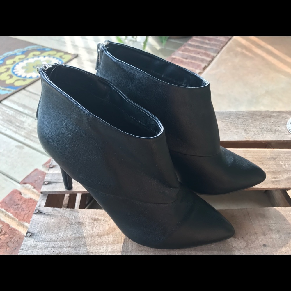 NEW YORK & CO Black Ankle Booties w Heels & Zipper