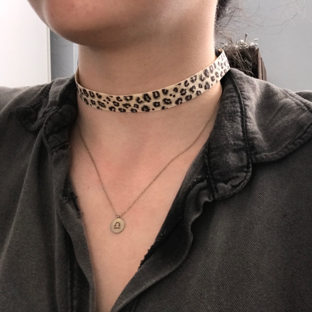 stretchy cheetah print choker
