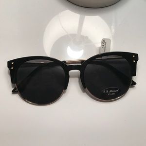 BLACK SUNGLASSES