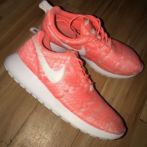Pink Nike roshe runs