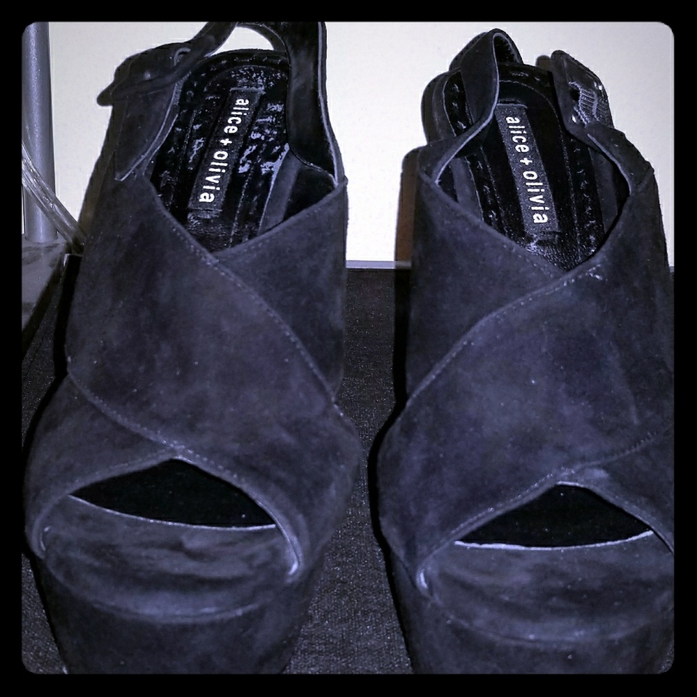 New Alice + Olivia Larissa platform heel