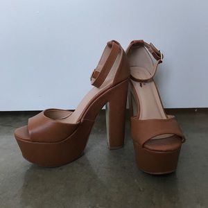 High pumps w chunky heel