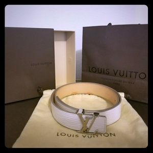 A cream Louis Vuitton belt 80/32