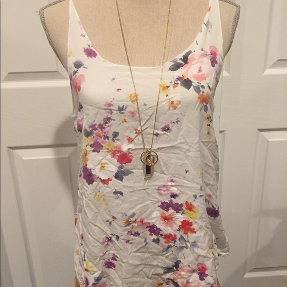 Brandy Melville Tops - Brandy Melville pretty floral print tank top