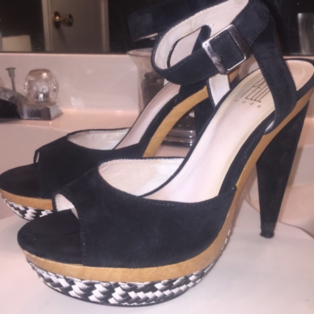 Pelle Moda Cedar Peep Toe Platform