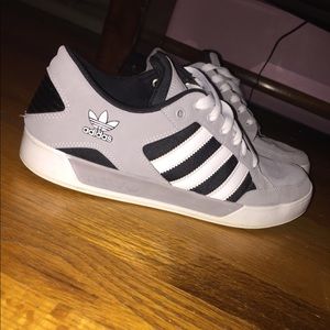 Men's Adidas Original Low Shoes. 10.5