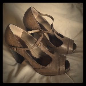 💖 Taupe T-strap heels 💖