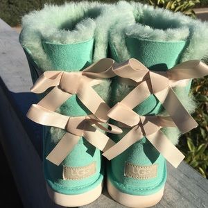 Ugh Boots size 5, worn once. Great condition.