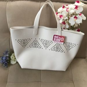 LOWER PRICE!!! Chic and Sleek Spring Tote